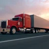 Outlet Rode Amerikaanse vrachtwagen bij zonsondergang fotobehang Tienerkamer | Kinderkamer