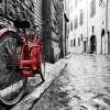 New Rode fiets in een zwart-witte straat fotobehang Transport | Architectuur