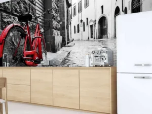 New Rode fiets in een zwart-witte straat fotobehang Transport | Architectuur