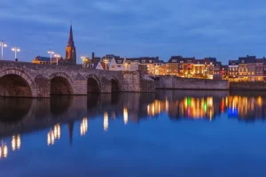 Discount Sint Servaasbrug in de avond fotobehang Architectuur