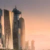 Discount Skyline van Doha in de avond fotobehang Architectuur