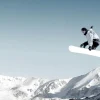 Fashion Snowboarder maakt een hoge sprong fotobehang Tienerkamer | Sport