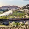 New Stoomtrein door een prachtig landschap in Schotland fotobehang Transport