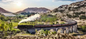 New Stoomtrein door een prachtig landschap in Schotland fotobehang Transport