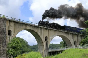 Fashion Stoomtrein op een viaduct fotobehang Transport | Architectuur