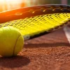 Sale Tennisbal op een tennisbaan met zonlicht fotobehang Tienerkamer | Kinderkamer