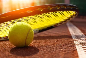 Sale Tennisbal op een tennisbaan met zonlicht fotobehang Tienerkamer | Kinderkamer