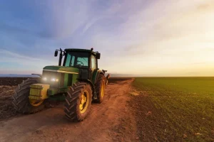 Best Tractor op een landweg fotobehang Transport
