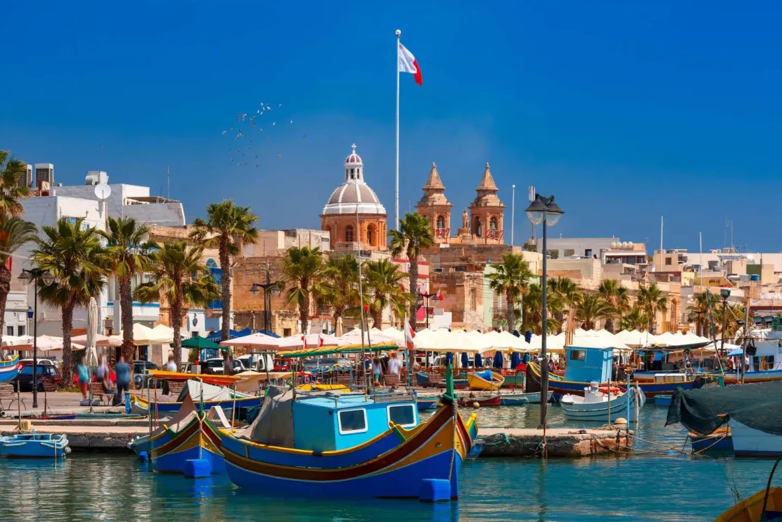 traditionele_boten_in_de__0.webp Outlet Traditionele boten in de haven van Marsaxlokk, Malta fotobehang Transport | Architectuur
