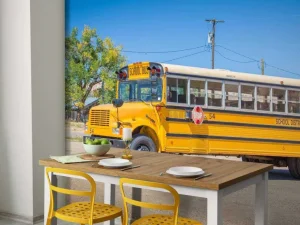 Best Traditionele gele schoolbus op een parkeerterrein fotobehang Kinderkamer | Transport