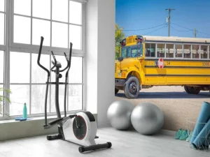 Best Traditionele gele schoolbus op een parkeerterrein fotobehang Kinderkamer | Transport