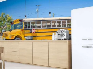 Best Traditionele gele schoolbus op een parkeerterrein fotobehang Kinderkamer | Transport