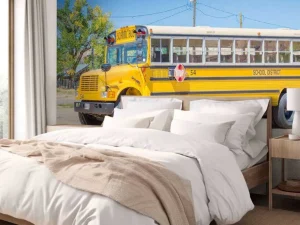 Best Traditionele gele schoolbus op een parkeerterrein fotobehang Kinderkamer | Transport