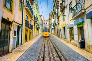 Best Tram door een straatje in Lissabon fotobehang Transport | Architectuur