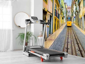 Best Tram door een straatje in Lissabon fotobehang Transport | Architectuur