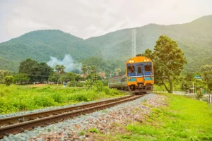 Fashion Trein door een dorpje in Thailand fotobehang Transport