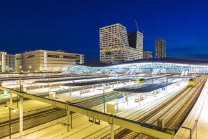 Online Utrecht Centraal Station in de avond fotobehang Architectuur