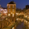 Clearance Utrechtse gracht in de avond fotobehang Architectuur