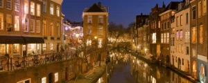 Clearance Utrechtse gracht in de avond fotobehang Architectuur