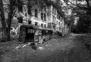 Discount Verlaten dorpje met graffiti fotobehang Tienerkamer | Kunst & Design