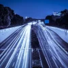 Sale Verlichte snelweg in de avond fotobehang Architectuur