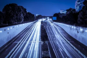 Sale Verlichte snelweg in de avond fotobehang Architectuur