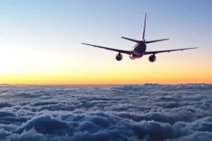 Sale Vliegtuig in de avond boven de wolken fotobehang Transport