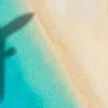 Outlet Vliegtuig schaduw op een tropisch strand fotobehang Transport