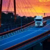 Best Witte vrachtwagen bij zonsondergang fotobehang Tienerkamer | Architectuur