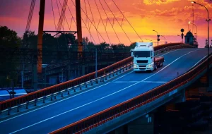 Best Witte vrachtwagen bij zonsondergang fotobehang Tienerkamer | Architectuur