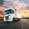 Clearance Witte vrachtwagen op de snelweg bij zonsondergang fotobehang Tienerkamer | Kinderkamer