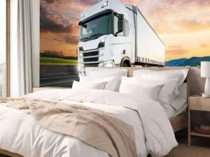 Clearance Witte vrachtwagen op de snelweg bij zonsondergang fotobehang Tienerkamer | Kinderkamer