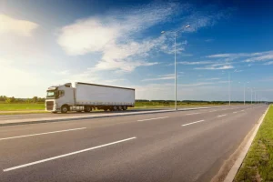 Hot Witte vrachtwagen op een zonnige dag fotobehang Tienerkamer | Kinderkamer